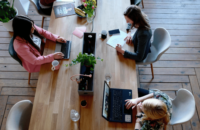 Equipo colaborando en una reunión de trabajo.